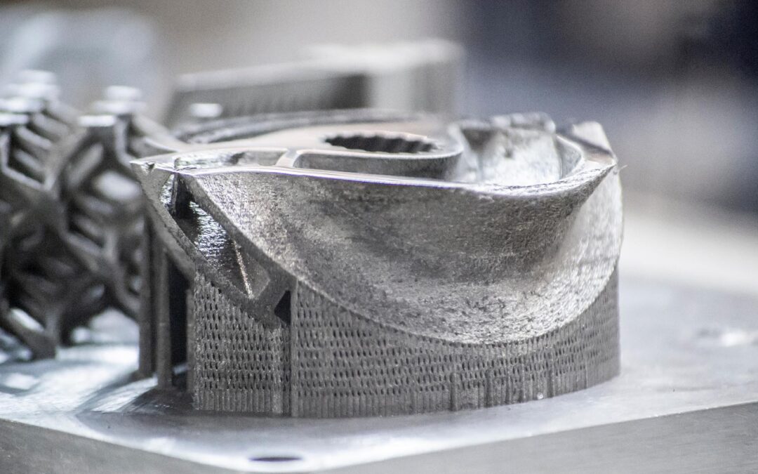 additiv gefertigte Bauteile auf einer Bauplatte inklusive prozessbedingten Stützstrukturen für den Metall-3D-Druck (DMLS, SLM)