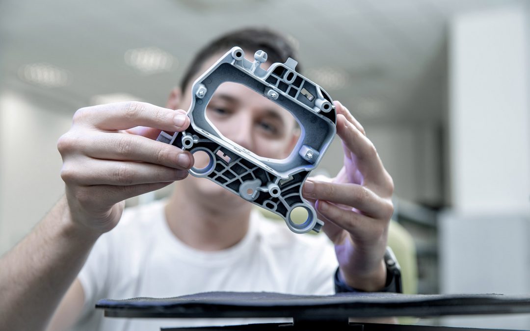 Anwender mit additiv gefertigtem Bauteil aus Polymerkerkstoff